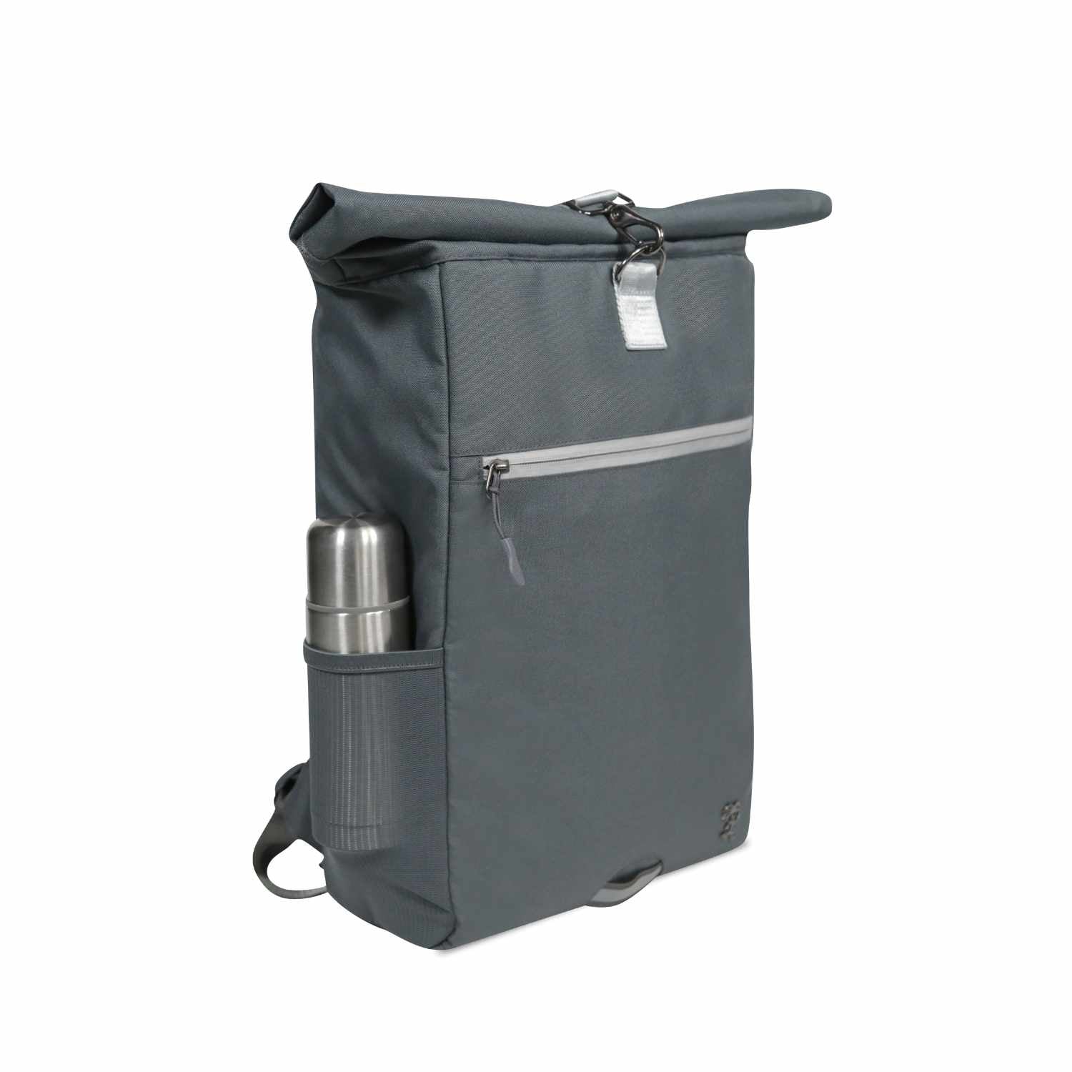 Seitenansicht von dem FUCHS und REBELL PIET Rolltop Rucksack in dunkelgrau mit extra strabiler Meshtasche für einen Regenschirm oder eine Flasche.