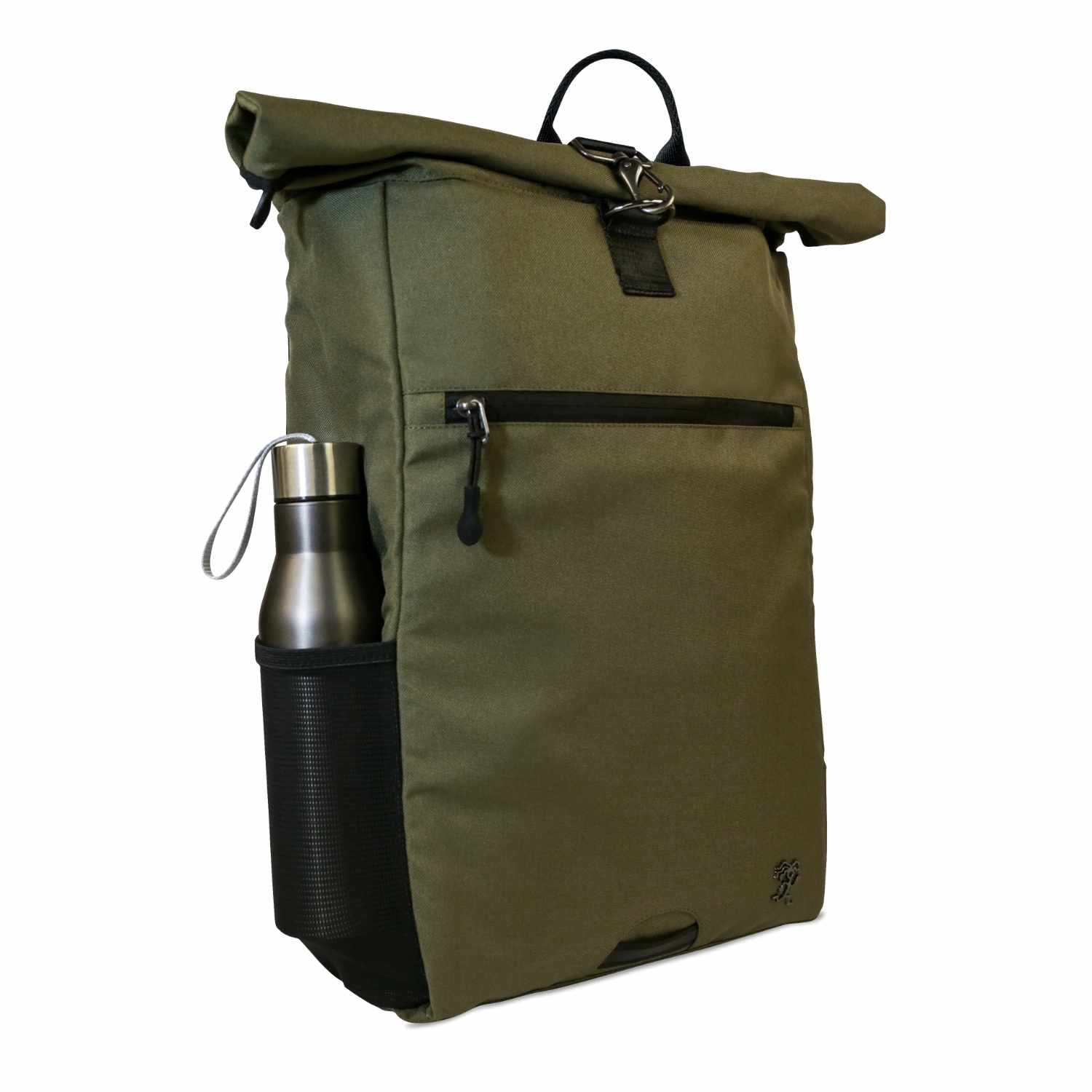 Ansicht von der linken Seite des oliv gruenen FUCHS und REBELL PIET Rolltop Rucksacks mit extra strabiler Meshtasche für einen Regenschirm oder eine Flasche.