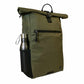 Ansicht von der linken Seite des oliv gruenen FUCHS und REBELL PIET Rolltop Rucksacks mit extra strabiler Meshtasche für einen Regenschirm oder eine Flasche.