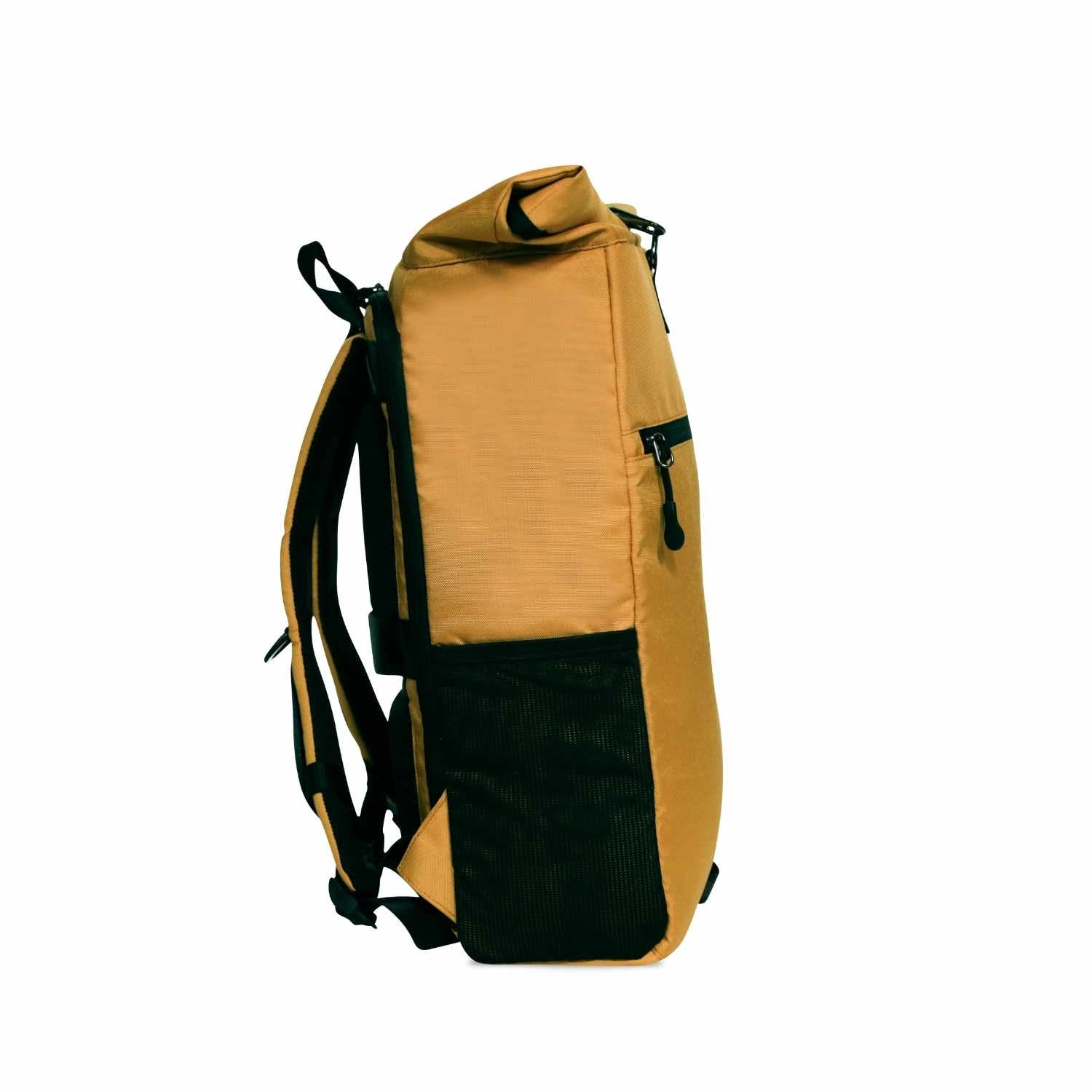 Seitenansicht von dem FUCHS und REBELL PIET Rolltop Rucksack in gelb mit extra strabiler Meshtasche für einen Regenschirm oder eine Flasche.